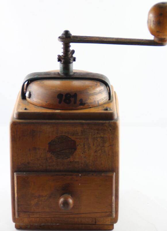hvb-00981-handkaffeemuehlen-holz-und-metall-um-1930.jpg