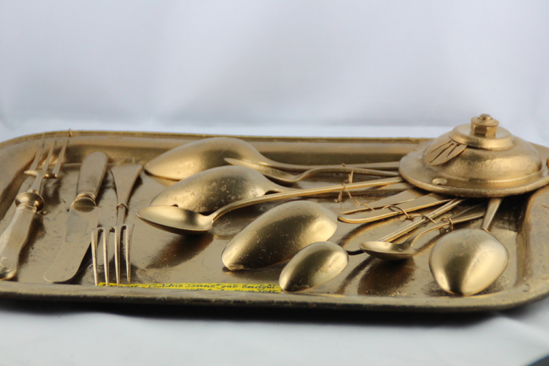 hvb-02215-01-tablett-m-besteck-installation-in-gold-1950er.jpg