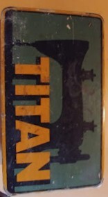 hvb-01012-01-objekte-aus-blech-3-naehmaschinendosen-1-ovale-backform-22cm-1940.jpg