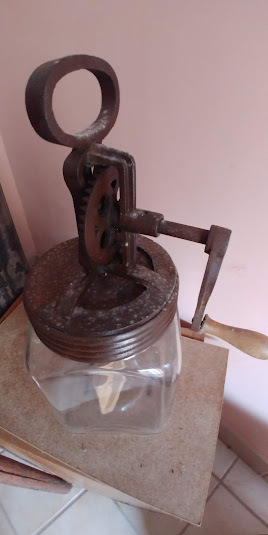 hvb-01945-ziegenmilch-butterbereiter-4-l-glaskoerper-mech-i-o-um-1900.jpg