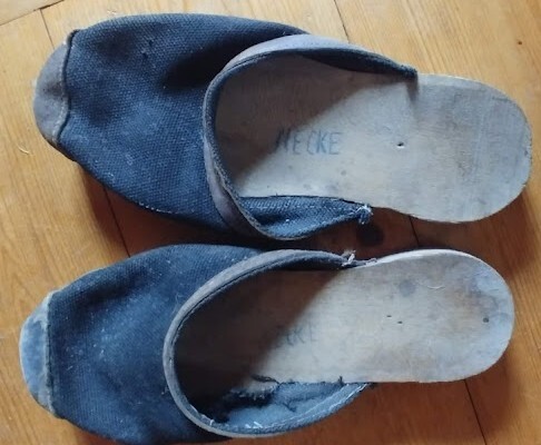 hvb-00279-paar-holzschuhe.jpg