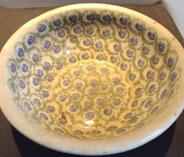 hvb-00827-keramikschuessel-gruenlich-blau-gruener-stempeldruck-um-1900.jpg