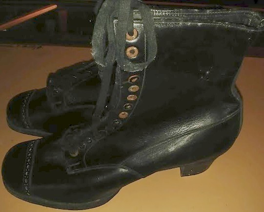 hvb-01310-abg-tracht-gr-schw-schleife-br-schuerze-schw-schuhe-1900.jpg