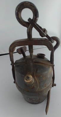 hvb-00882-diberse-historische-metallgegenstaende-2-lampen-gitter-ampel-spitzen-hel.jpg