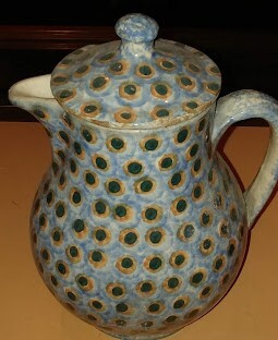 hvb-01968-01-keram-kaffeekanne-m-deckel-schw-tupfmuster-kannenbaecker-1930er.jpg