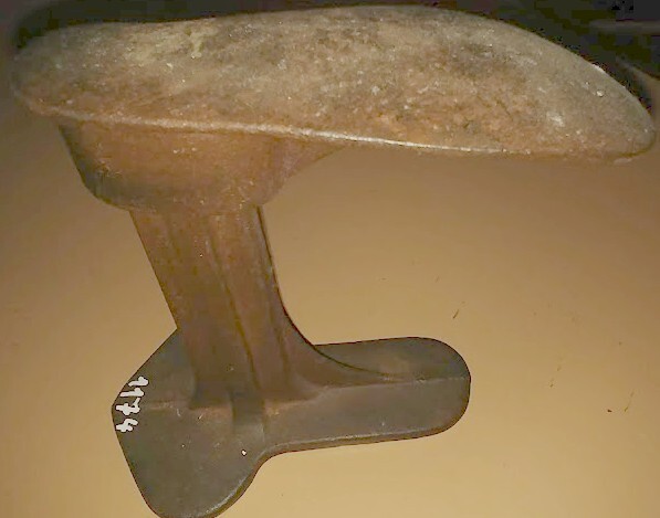 hvb-01174-5-eisenteile-schuhmacherwerkzeug-grundplatte-6-formen-um-1900.jpg