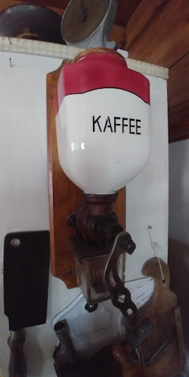 hvb-00414-wand-hand-kaffee-muehle.jpg