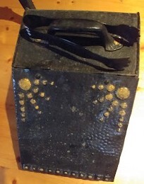 hvb-00443-kohlefrosch-mit-brikettzange-schwarz-emaliert-um1930.jpg