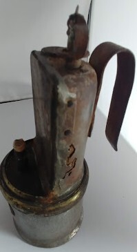 hvb-00473-02-grubenlampe-aus-zwickau-1-historisches-buegeleisen-um1940.jpg