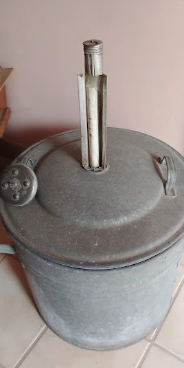 hvb-00476-grosser-einkochtopf-komplett-mit-einsatz-thermometer-glaeser-um-1950.jpg