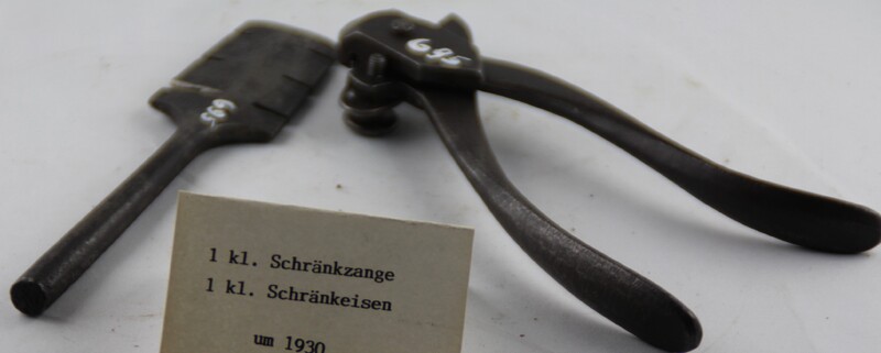 hvb-00695-kleine-schraenkzange-1-kleines-schraenkeisen-1930.jpg