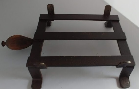 hvb-00935-02-buegeleisenuntersetzer-draht-und-1-aktentasche-leder-schwarz-um-1920-sch.jpg