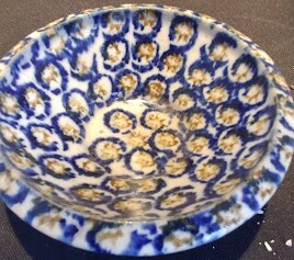 hvb-01026-02-diverse-haushaltsgegenstaende-2-schalen-teller-keramische-toepfe-wandtue.jpg