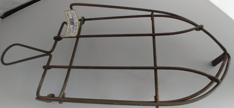 hvb-00935-01-buegeleisenuntersetzer-draht-und-1-aktentasche-leder-schwarz-um-1920-sch.jpg