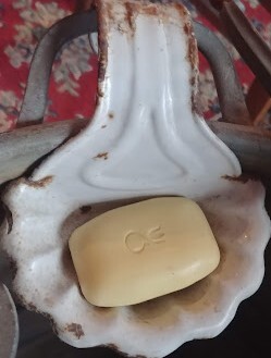 hvb-01959-seifenschale-wellig-gebogen-weiss-emailliert-19-jh.jpg